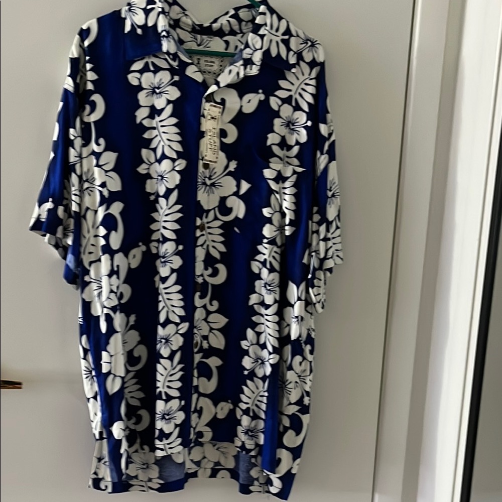 Men's Blue Hawaiian Floral Casual Button Down Shirt. 2XL . NWT